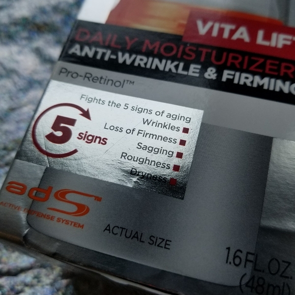 new L'Oreal Men Expert Vita Lift Moisturizer - Picture 3 of 7